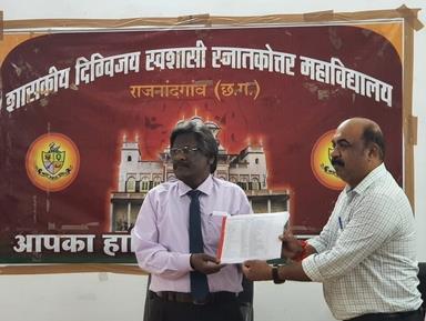 Govt. Digvijay Autonomous College-पुस्तक दान महादान: स्व.पी.एम ठिस्के स्मृति में दिग्विजय महा. को पुस्तको की भेंट